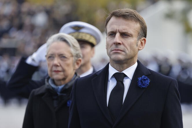 El presidente Emmanuel Macron, junto con la primera ministra Elisabeth Borne, participan en una ceremonia conmemorativa del 11 de noviembre en París.