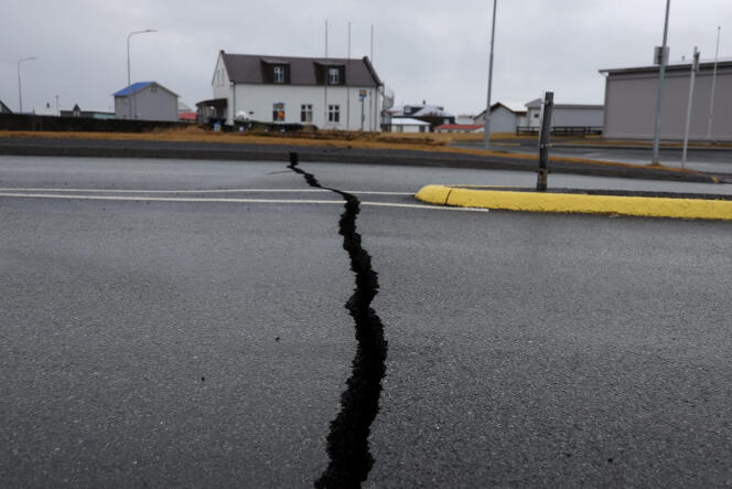 Grietas en una carretera en Grindavik (Islandia), aparecieron debido a la actividad volcánica, el 11 de noviembre de 2023. 