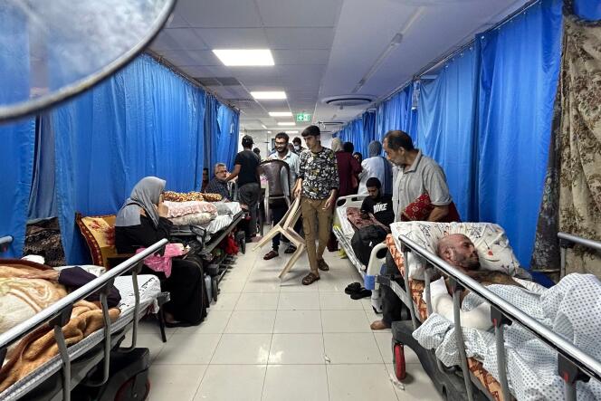 Des patients sont entrés dans l'hôpital Al-Shifa, à Gaza, le 10 novembre 2023.