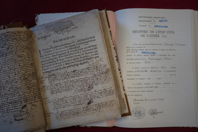 Photographie de deux registres d'état civil de la commune de Monceaux-le-Comte (Nièvre), le 8 novembre 2023. A gauche, le registre date de l'an 1700 ; à droite, il s'agit du registre de 2015.