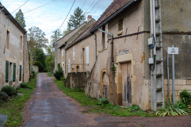 Dans une rue du village de Monceaux-le-Comte (Nièvre), le 8 novembre 2023.
