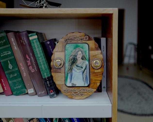 Portrait de Ahed Tamimi, chez elle dans la maison de ses parents, à Nabi Saleh en Cisjordanie, le 2 novembre 2023. LUCAS BARIOULET POUR « M LE MAGAZINE DU MONDE »