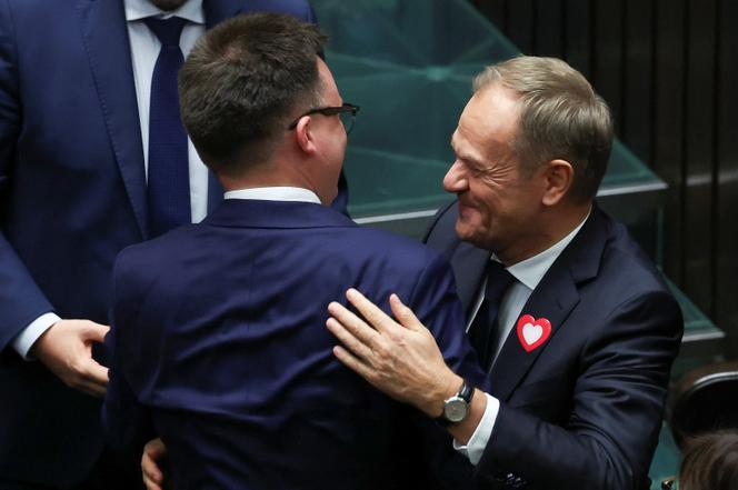 Współprzewodniczący Sojuszu Trzeciej Drogi, Simon Holonia (z tyłu), otrzymuje gratulacje od Donalda Tuska (z prawej), byłego przewodniczącego Rady Europejskiej oraz byłego i przyszłego premiera, po wyborze Simona Holonii na przewodniczącego Sejmu.  , w Warszawie, 13 listopada 2023 r.