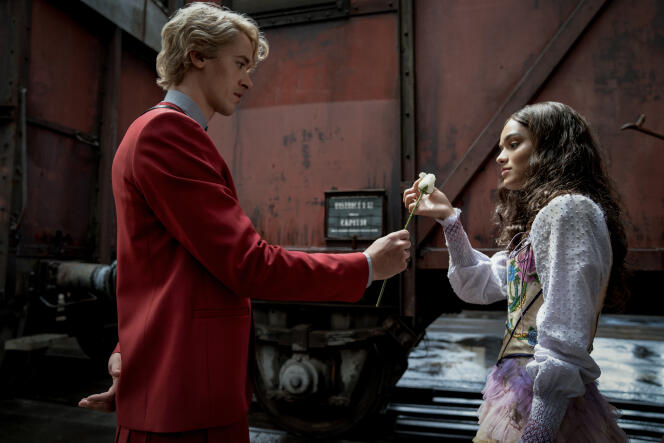 Coriolanus Snow (Tom Blyth) et Lucy Gray Baird (Rachel Zegler) dans « Hunger Games. La Ballade du serpent et de l’oiseau chanteur », de Francis Lawrence.