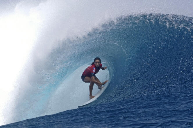 La surfeuse française Vahine Fierro dans le rouleau de Teahupoo, lors de l’étape de la World Surf League à Tahiti, le 16  août 2023.