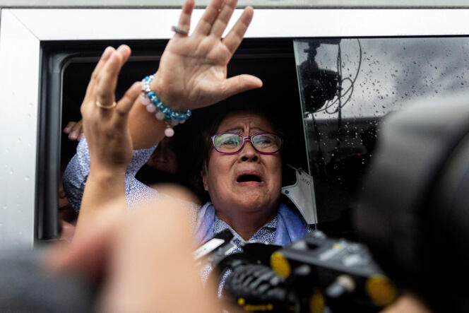 L’ancienne sénatrice philippine Leila de Lima, emprisonnée pendant six ans,  salue ses soutiens à la sortie du Palais de justice après sa libération, à Muntinlupa, aux Philippines, le 13 novembre 2023.  