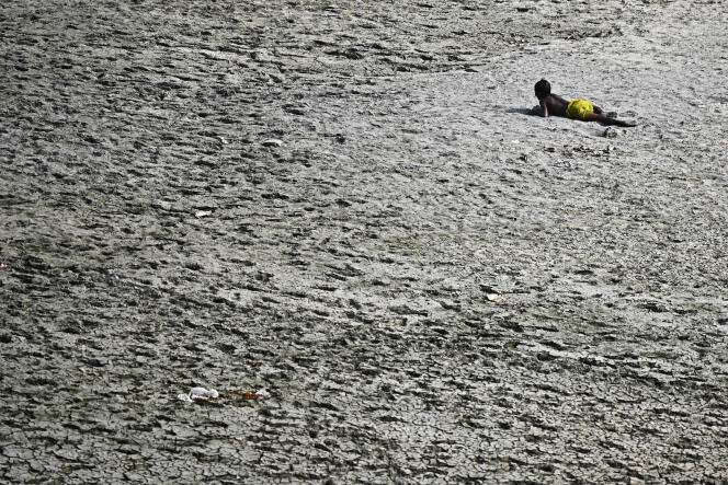 Un enfant sur une rive asséchée du Yamuna, à New Delhi, le 2 mai 2022.