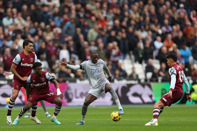 El internacional maliense Abdoulaye Doucouré (centro), centrocampista del club inglés Everton, durante un partido contra el West Ham United, en Londres, el 29 de octubre de 2023.