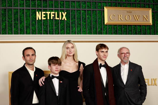 Les acteurs de la série « The Crown » lors de la première de la sixième saison, à Los Angeles (Californie), le 12 novembre 2023.