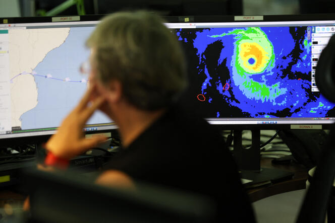 Meteorologen volgen orkaan Freddy op de schermen van het Meteo France-station in Saint-Denis (Réunion) op 20 februari 2023.