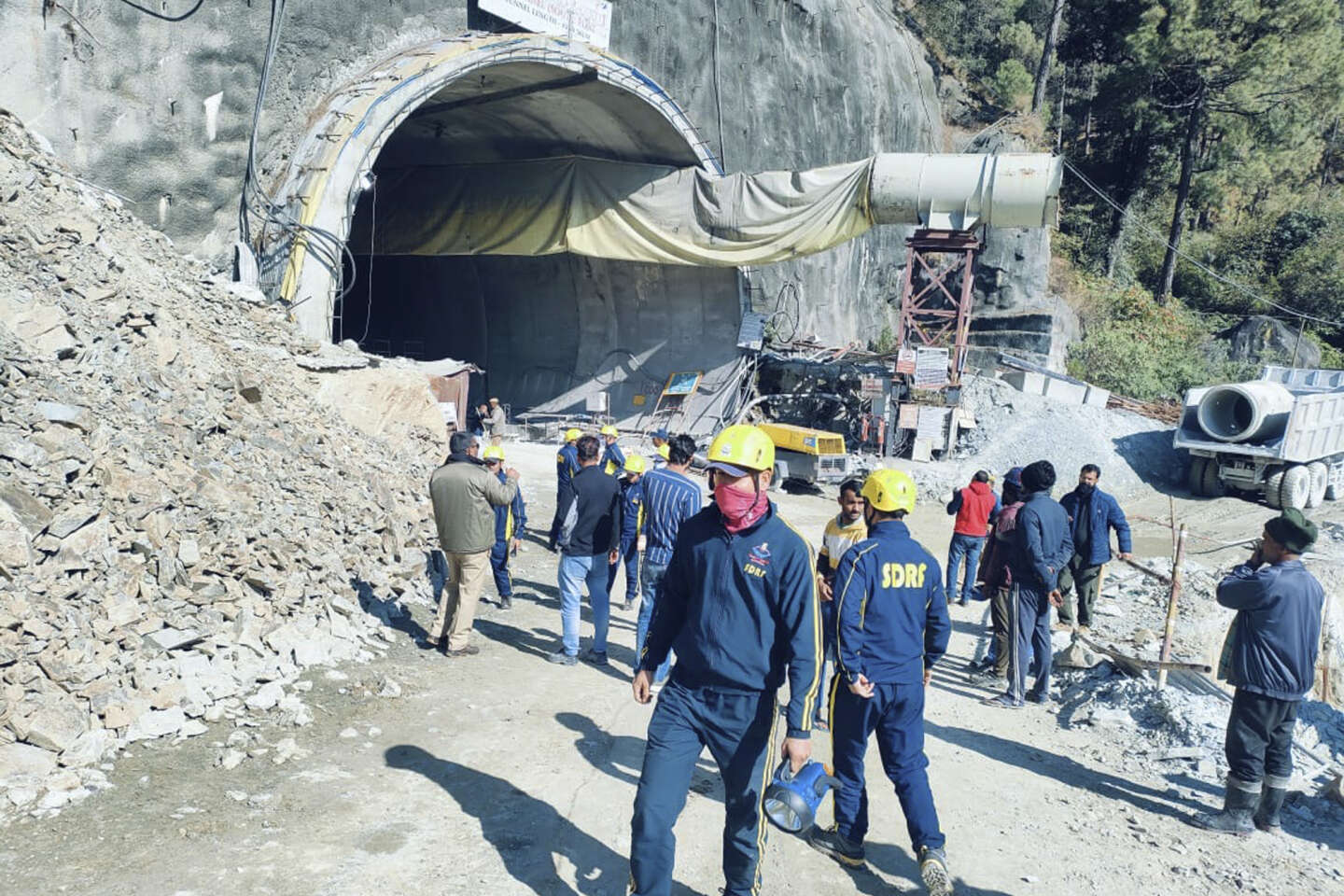 In India, forty workers are still alive after a tunnel collapse