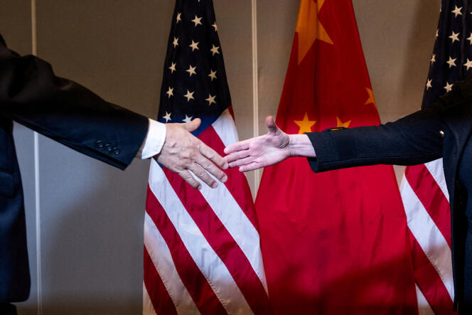 La secrétaire au Trésor américain, Janet Yellen, serre la main du vice-premier ministre chinois, He Lifeng, lors d’une réunion bilatérale avant le sommet de l’APEC organisé par les Etats-Unis à San Francisco, en Californie, le 9 novembre 2023.