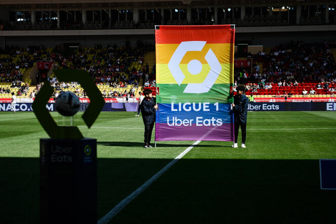 Le loge de la Ligue de football professionnel (LFP) aux couleurs LGBT avant un match entre l’AS Monaco le Lille Olympique Sporting Club (LOSC), le 14 mai à Monaco.