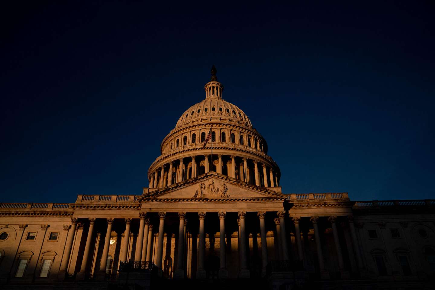 La amenaza de cierre disminuye tras una votación en el Congreso