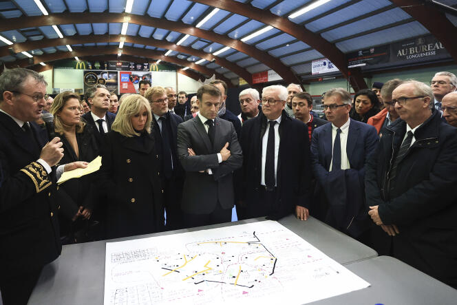 El presidente francés, Emmanuel Macron, y su esposa, Brigitte Macron, participan en una reunión con equipos de rescate en Clairmarais, norte de Francia, el martes 14 de noviembre de 2023. 