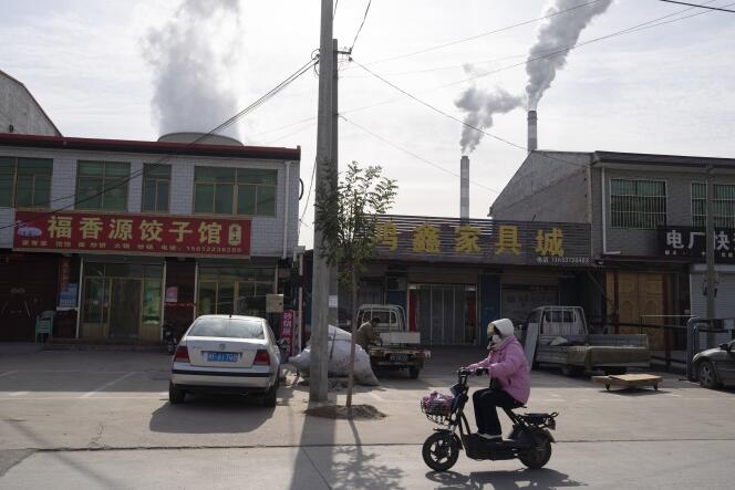 On a street in Dingzhou (Hebei province, China) near the Guohua coal-fired power plant, November 10, 2023.