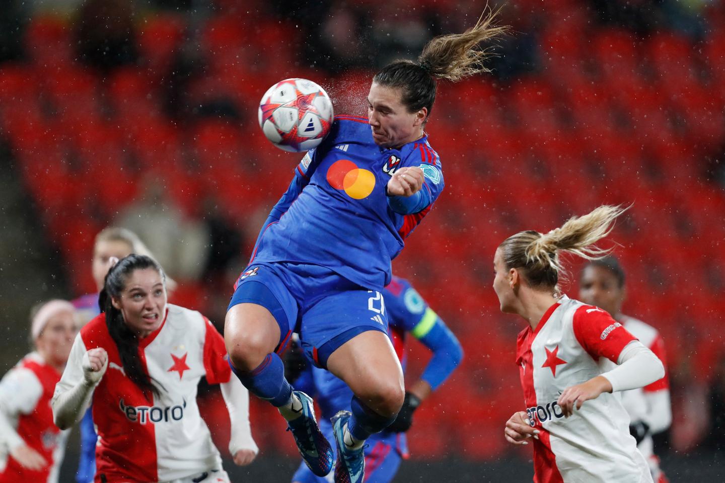 Lyon starts with a card against Slavia Prague (90) timenews