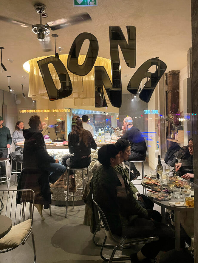 Restaurant situé non loin du Centre Pompidou, dans l’hypercentre parisien, Donna est baptisé ainsi en hommage à Donna Summer.