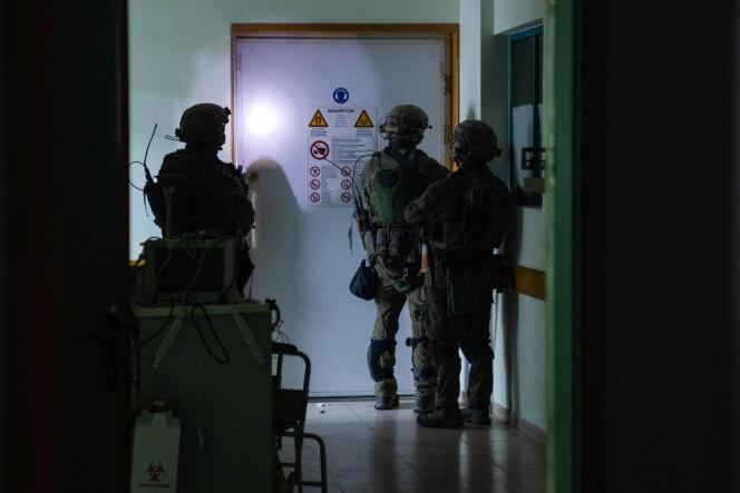 Des soldats israéliens à l’intérieur de l’hôpital Al-Shifa de Gaza, le 15 novembre 2023.