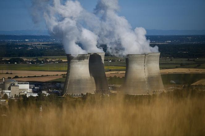 De la vapeur d’eau s’échappe des tours de refroidissement de la centrale nucléaire du Bugey, à Saint-Vulbas, le 20 juillet 2023.