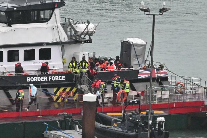 Des migrants escortés par un navire de l’agence de contrôles frontaliers britannique, à Douvres, le 16 novembre 2023.