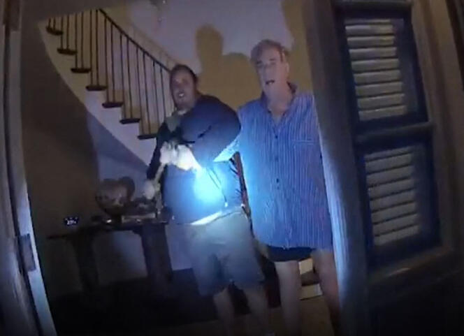 Zrzut ekranu z policyjnego nagrania wideo przedstawia Davida DeBape (po lewej) atakującego Paula Pelosi, męża byłej spikerki Izby Reprezentantów Nancy Pelosi, w ich domu w San Francisco, 28 października 2022 r.