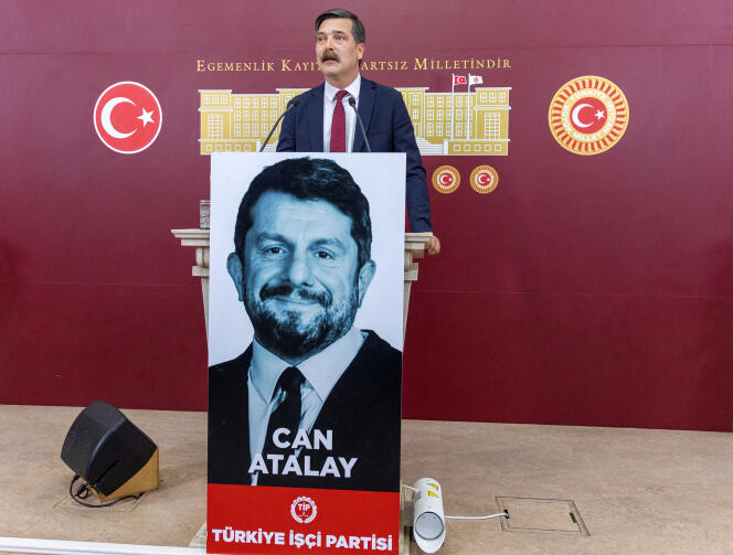 Erkan Bas, le leader du Parti des travailleurs de Turquie (TIP) au-dessus du portrait de Can Atalay, un député emprisonné du TIP, au parlement turc à Ankara, Turquie, le 2 juin 2023.