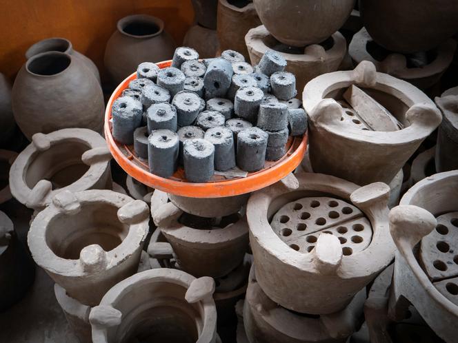 Cylindres de « charbon vert » et réchauds d’argile économes en combustible fabriqués par les femmes  Bentiu, dans le nord du Soudan du Sud.