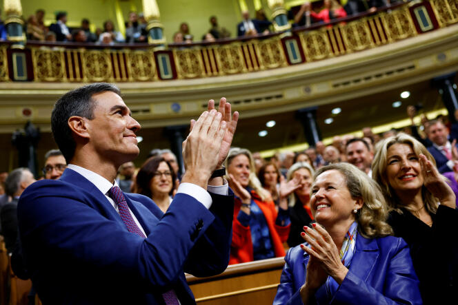 Le premier ministre espagnol Pedro Sanchez a été réinvesti par le Parlement, jeudi 16 novembre.