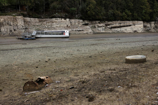 Un bateau de croisière a échoué sur les rives, asséchées, des bassins de Villers-le-Lac, dans l'est de la France, le 4 octobre 2023.