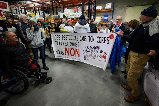 Des militants agricoles, membres des « faucheurs volontaires », dans un magasin du groupe agricole Arterris, à Carcassonne (Aude), le 9 novembre 2023.