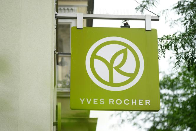 Une enseigne avec le logo de la marque française de soins pour la peau, de cosmétiques et de parfums Yves Rocher est visible au-dessus de l’entrée d’un de ses magasins situé dans la Mariahilfer Strasse à Vienne, en Autriche. 