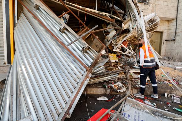 Un secouriste palestinien examine les dégâts causés par l’armée israélienne sur un bâtiment à Jénine, en Cisjordanie, le 17 novembre 2023.