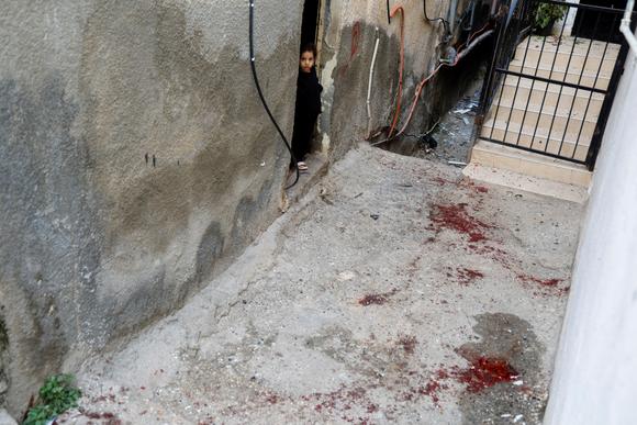 Des traces de sang, devant une maison de Jénine, en Cisjordanie, le 17 novembre 2023.