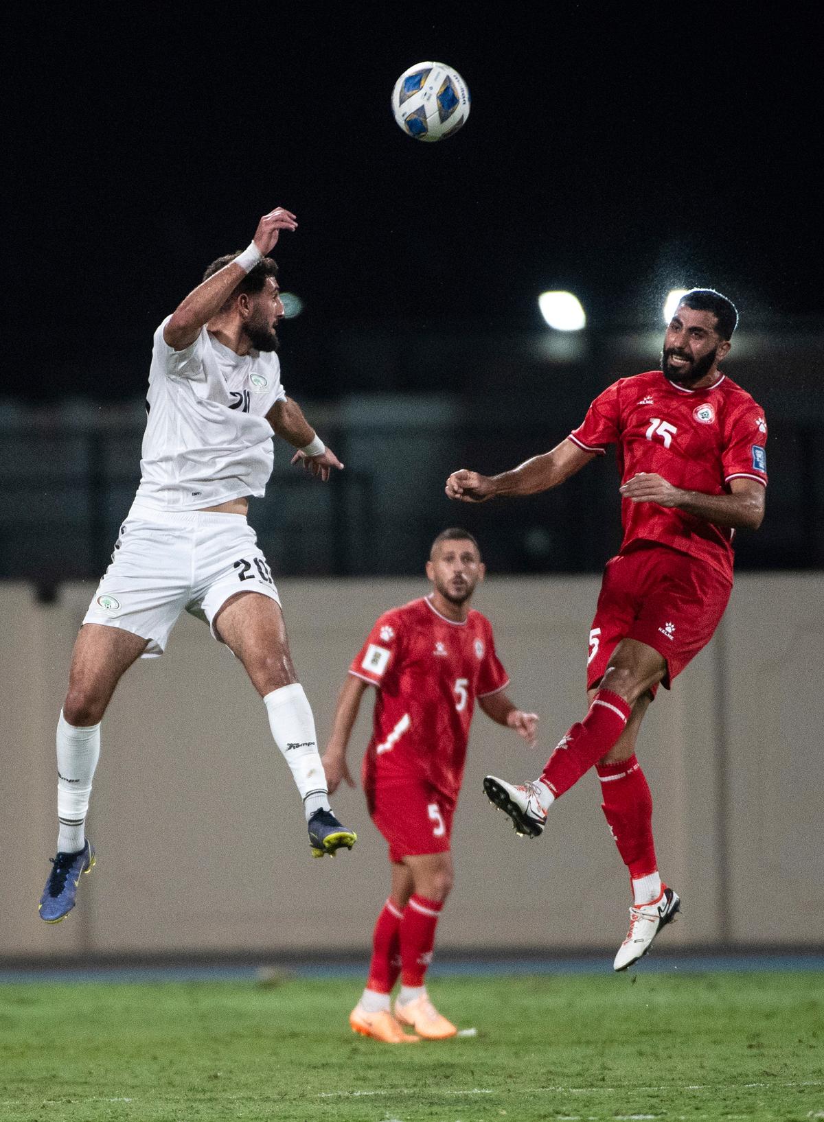 Le Palestinien Zaid Qunbar face à l’équipe libanaise, à Chardja (Emirats arabes unis), le 16 novembre 2023.