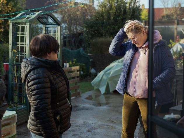 Marie-Paule and Jean-Paul Barrois, currently staying with their daughter. In the garden, Marie-Paule (left) chats with a neighbor, Laurie, whose house was also flooded. In the Salengro district of Blendecques (Pas-de-Calais), on November 17, 2023.