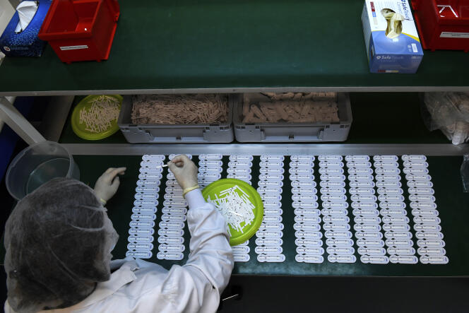 2020 年 4 月 6 日，法国 NG Biotech 公司的一名员工在 Guipry-Messac（伊勒-维莱讷省）准备抗生素耐药性分析测试。