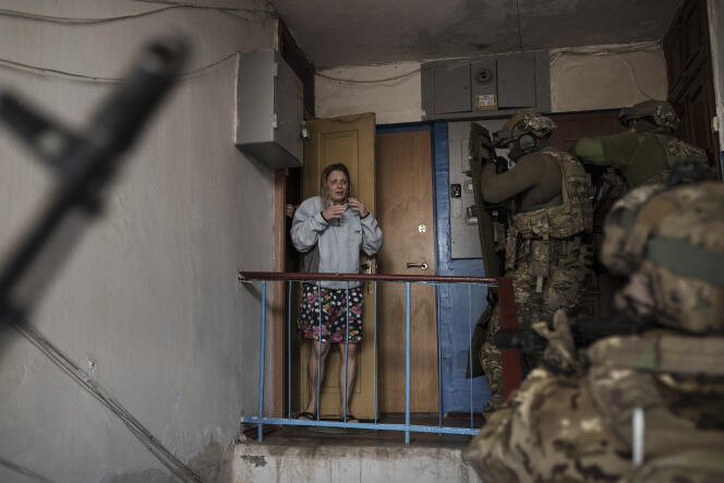 Lors d’une opération des services de sécurité ukrainiens pour arrêter des collaborateurs prorusses présumés à Kharkiv (Ukraine), le 14 avril 2022.