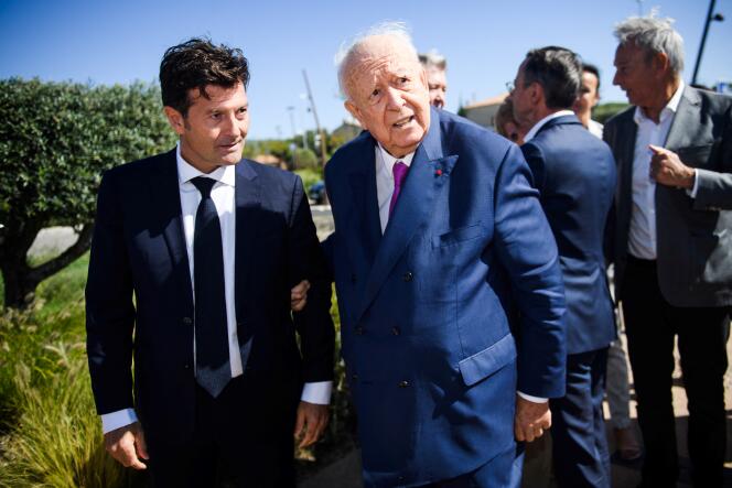 El senador (Les Républicains, LR) de Bouches-du-Rhône, Stéphane Le Rudulier (izquierda), con el ex alcalde de Marsella Jean-Claude Gaudin, durante una reunión de la federación LR del departamento en La Ciotat, el 17 de septiembre , 2022. 