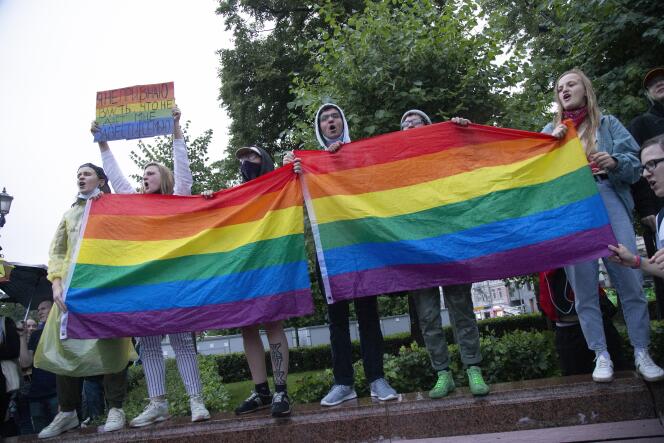 Des militants LGBT brandissent leurs drapeaux lors d’un rassemblement pour annuler les résultats du vote sur les amendements à la Constitution à Moscou, en Russie, le 15 juillet 2020.