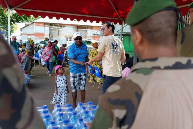 Soldados franceses ayudan a los residentes durante una distribución de agua mineral para los más vulnerables en el distrito Cavani de Mamoudzou, en la isla francesa de Mayotte, en el Océano Índico, el 2 de noviembre de 2023.