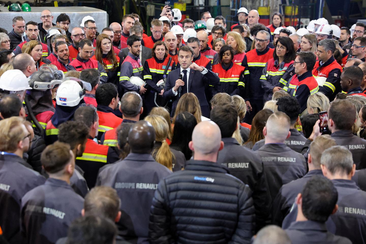 Macron to spend week on domestic front, touting economy