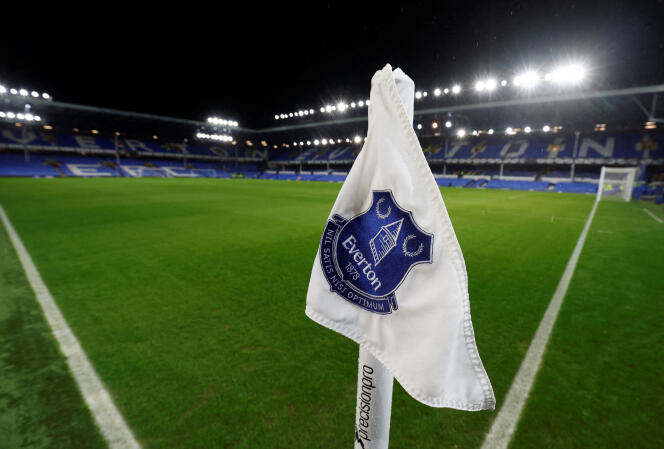 A corner flag in the colors of the Everton club, at Goodison Park stadium in Liverpool, January 3, 2023.