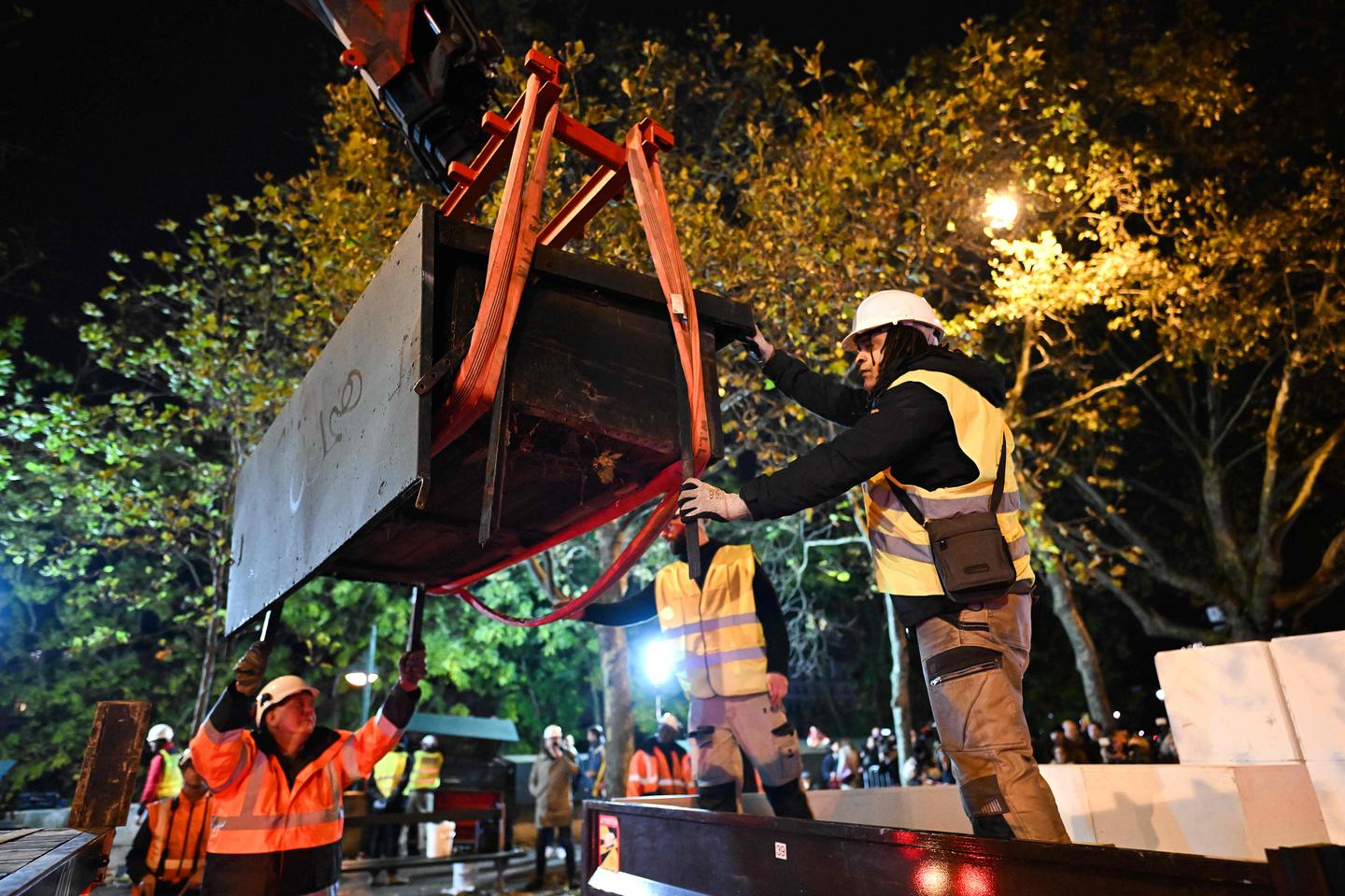 Paris tests bookstand removal ahead of 2024 Olympics Seine ceremony