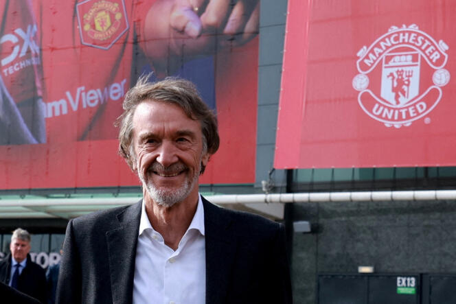 El director ejecutivo de Ineos, Jim Ratcliffe, frente al estadio Old Trafford en Manchester el 17 de marzo de 2023.