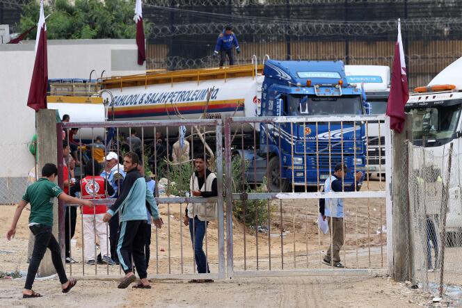 Un camion transportant du carburant se prépare à entrer à Rafah, dans le sud de la bande de Gaza, le 15 novembre 2023.