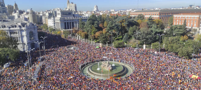 Près de 170 000 manifestants se sont réunis samedi 18 novembre à Madrid à l’appel de la droite pour dénoncer une future loi d’amnistie des indépendantistes catalans.