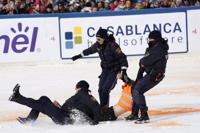 Activistas del colectivo Last Generation Austria evacuados por la policía durante la segunda ronda de la Copa del Mundo de slalom en Gurgl, Austria, el 18 de noviembre de 2023.