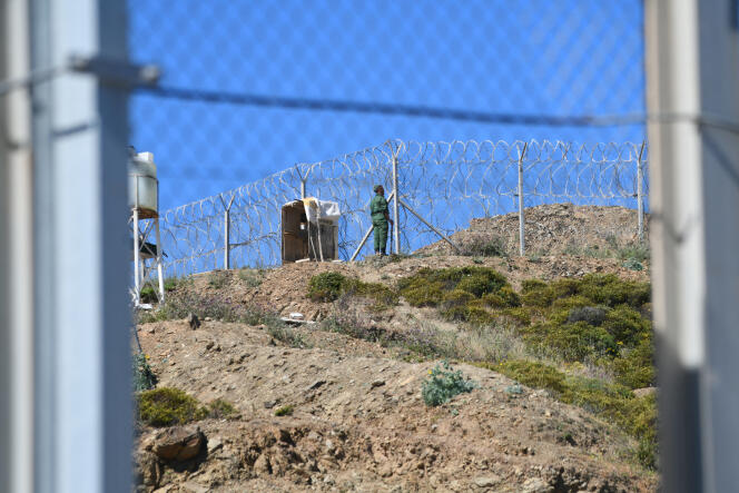 Un militaire marocain garde la frontière entre son pays et l’enclave espagnole de Ceuta, le 19 mai 2021.