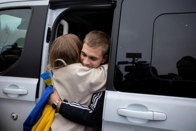 L’adolescent orphelin Bohdan Yermokhin à son arrivée en Ukraine, le 19 novembre 2023.